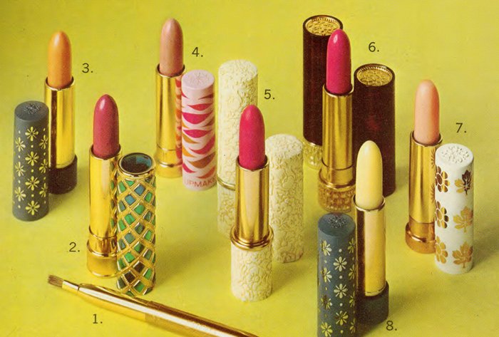 Les motifs et les imprimés géométriques, populaires à l'époque, se retrouvent sur les emballages des rouges à lèvres d'Avon en 1970.