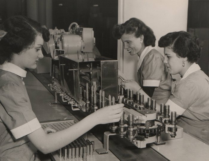Les employées d'Avon maniant la chaîne de montage en 1950.