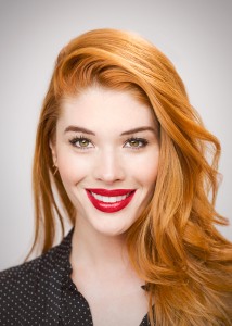 Bisous révélateurs : Lauren Andersen, maquilleuse de célébrités globale sourit avec son rouge à lèvres rouge vif