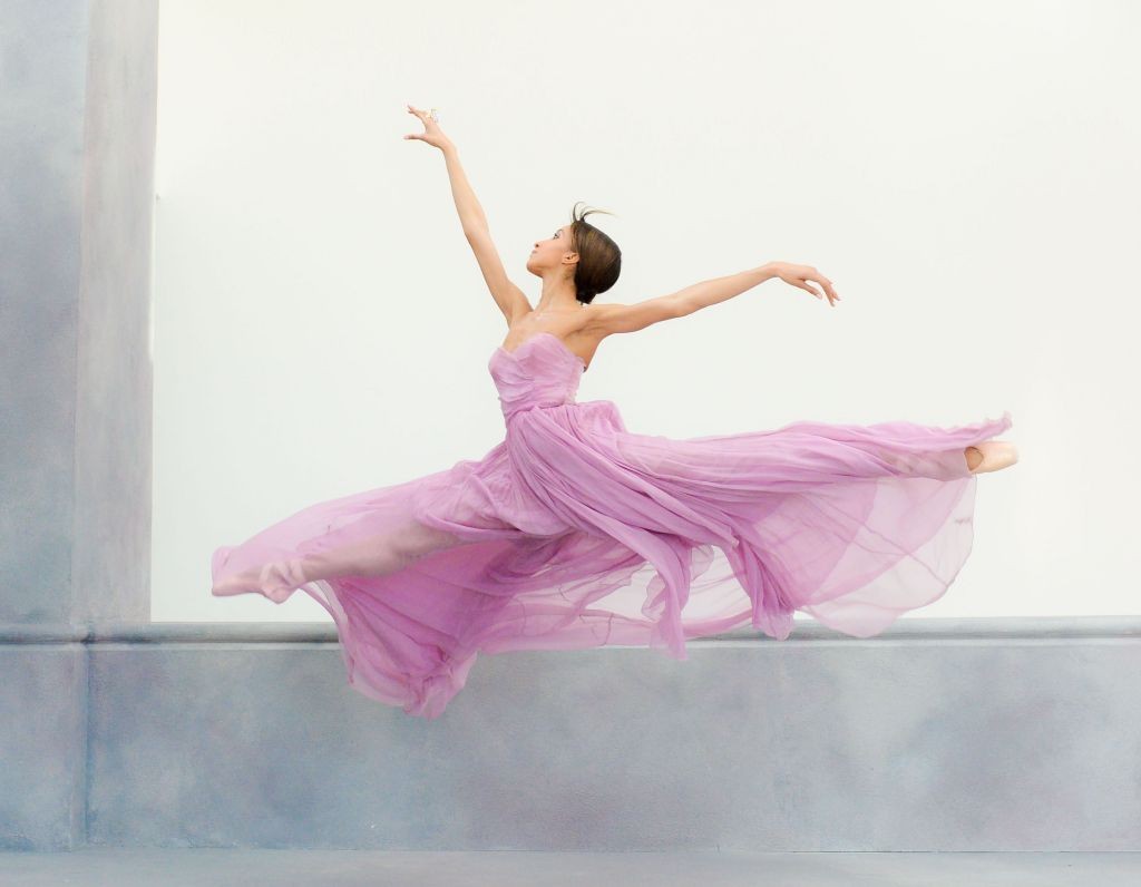 Une journée dans la vie d'une ballerine professionnelle : Courtney Lavine, le visage d'Avon Prima, qui semble suspendue dans les airs dans sa danse.